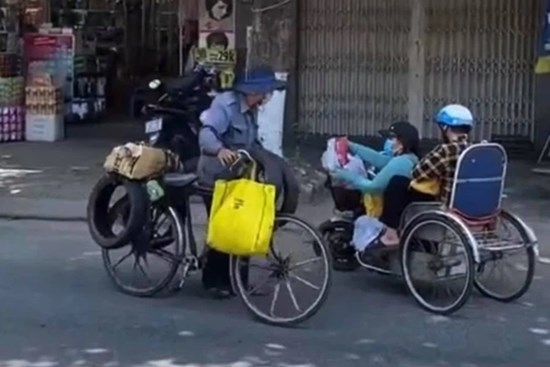 Vừa nhận quà hỗ trợ mùa dịch, chị gái khuyết tật đã làm một hành động với người qua đường khiến ai nấy rưng rưng