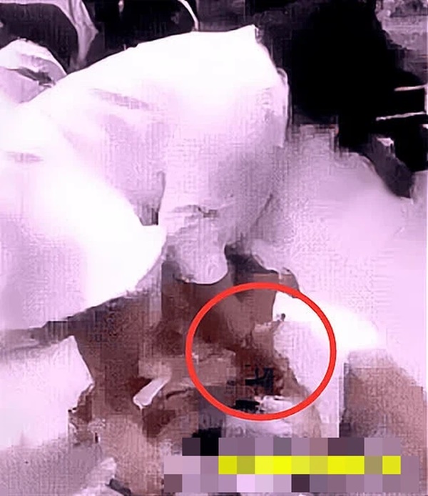 Dùng kim tiêm tấn công cụ ông ngoài đường, bà cô rơi vào vòng lao lý nhưng nghe nguyên nhân xong ai cũng thương cảm-1