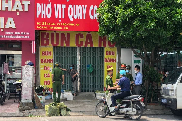 Chủ tịch TP.HCM: Từ ngày mai, người dân không ra đường sau 18h-2