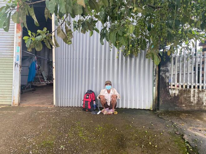 Người đàn ông đi bộ ròng rã 16 ngày để về quê, bật khóc vì nhận được hơn 7 triệu đồng: Em chưa bao giờ cầm số tiền lớn thế này-2