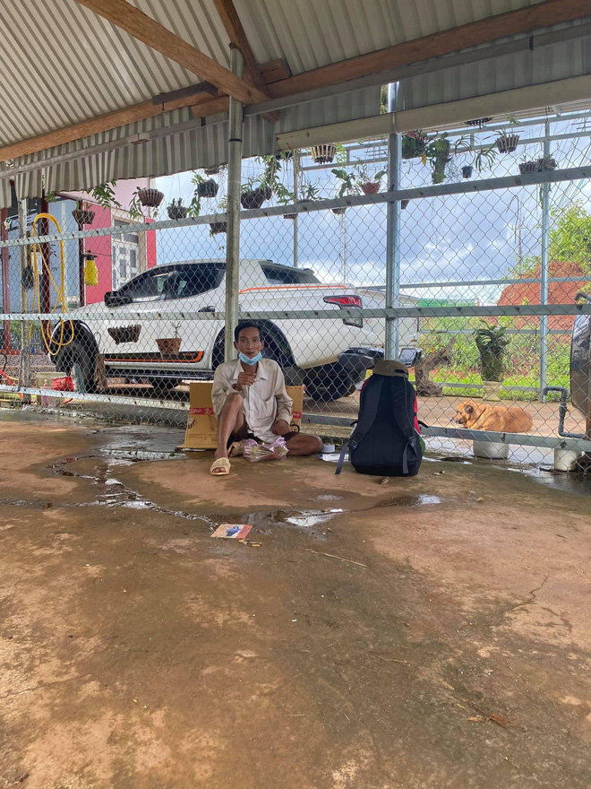 Người đàn ông đi bộ ròng rã 16 ngày để về quê, bật khóc vì nhận được hơn 7 triệu đồng: Em chưa bao giờ cầm số tiền lớn thế này-1