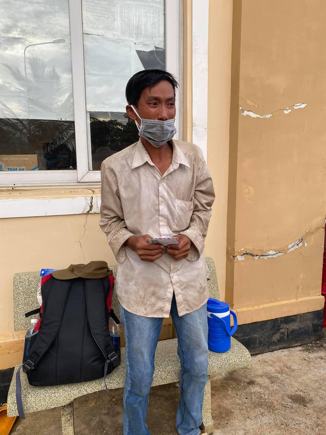 Người đàn ông đi bộ ròng rã 16 ngày để về quê, bật khóc vì nhận được hơn 7 triệu đồng: Em chưa bao giờ cầm số tiền lớn thế này-3