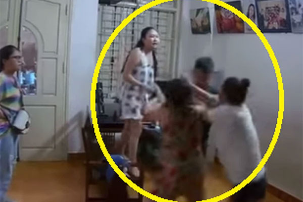 Clip: Bị tạt đầu, người đàn ông hành hung nữ tài xế dã man trên phố-1