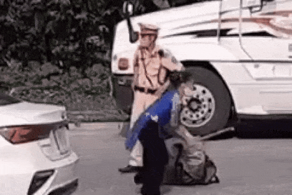 Clip: Người phụ nữ đá tung dép, múa côn ngay trước mặt CSGT ở chốt kiểm dịch