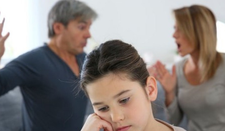 Bé 3 tuổi bị bỏ quên ở nhà trẻ, qua đêm người nhà vẫn không liên lạc, sau khi mở cặp của bé, cô giáo đã phải gọi cảnh sát-1