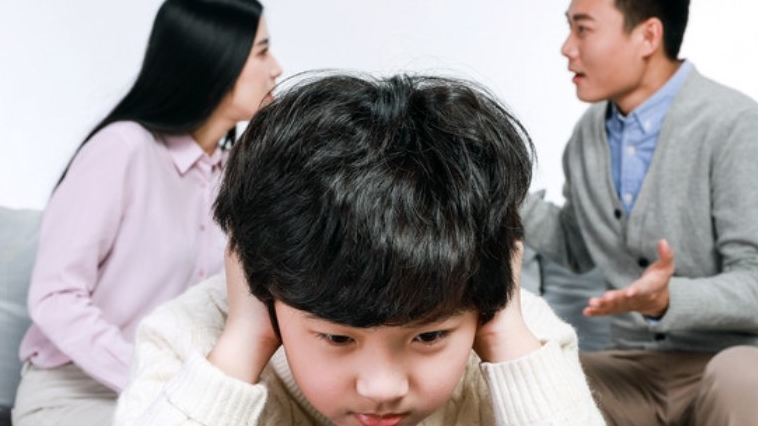 Bé 3 tuổi bị bỏ quên ở nhà trẻ, qua đêm người nhà vẫn không liên lạc, sau khi mở cặp của bé, cô giáo đã phải gọi cảnh sát-4