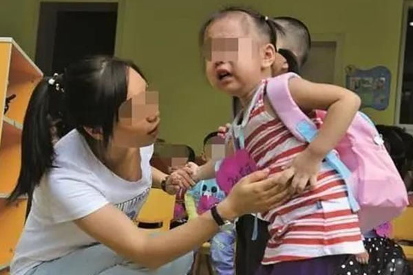 Đứa trẻ hay ghen tị và thích so sánh khiến quá trình trưởng thành bị cản trở, cha mẹ nên làm gì?-7