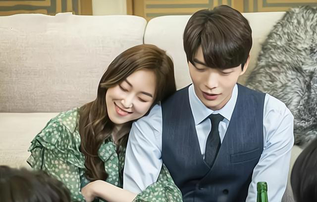 Định quỳ 2 chân để trao nhẫn cho vợ, anh chàng bị nhạc phụ cho một cước” nhưng đám đông lại gật gù: Đúng bố vợ vàng 10 rồi”-1