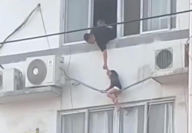 Mẹ bất lực kêu cứu khi phát hiện con gái đu lơ lửng trên ống điều hòa, một phút bất cẩn suýt khiến cô ân hận cả đời-3