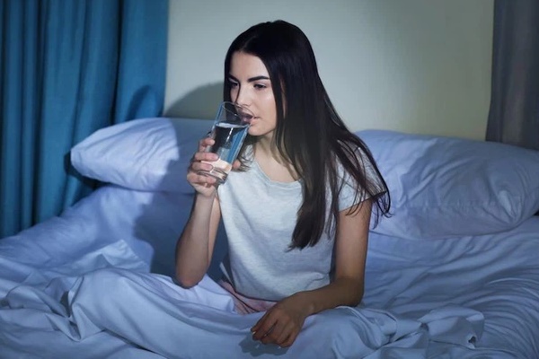 Uống một cốc nước ấm sau khi ngủ dậy rất tốt nhưng nên uống trước hay sau khi đánh răng mới thực sự hiệu quả?-2