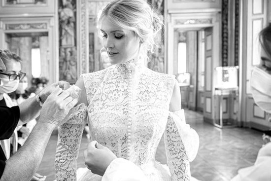 Cháu gái Công nương Diana kết hôn: Bộ váy cưới vượt thời gian và câu chuyện xúc động đằng sau con số 32