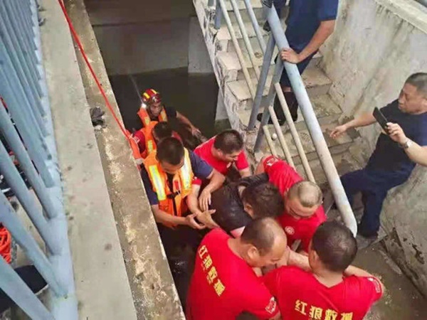 Uống nước bẩn 3 ngày 3 đêm vì bị mắc kẹt dưới hầm ngập nước sau trận lũ thảm khốc, người đàn ông đã hồi sinh ngoạn mục gây bão MXH-1