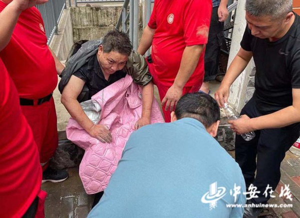 Uống nước bẩn 3 ngày 3 đêm vì bị mắc kẹt dưới hầm ngập nước sau trận lũ thảm khốc, người đàn ông đã hồi sinh ngoạn mục gây bão MXH-5