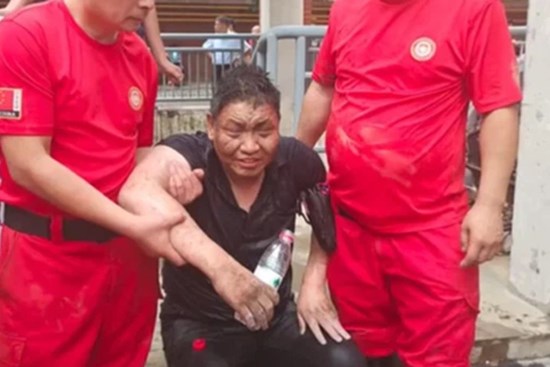 Uống nước bẩn 3 ngày 3 đêm vì bị mắc kẹt dưới hầm ngập nước sau trận lũ thảm khốc, người đàn ông đã hồi sinh ngoạn mục gây bão MXH