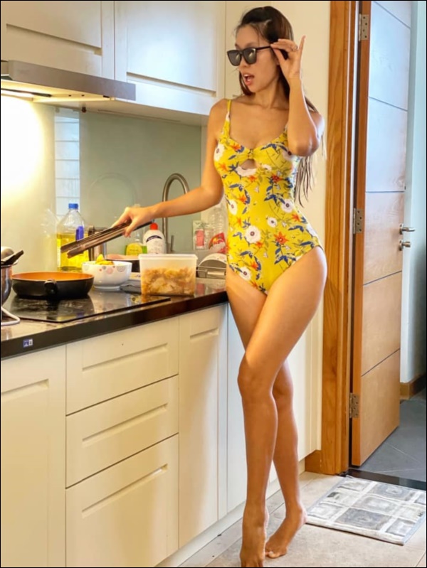 Siêu mẫu Hà Anh diện cả bikini đứng bếp, món cà ri gà nấu lần đầu đã thành công-2