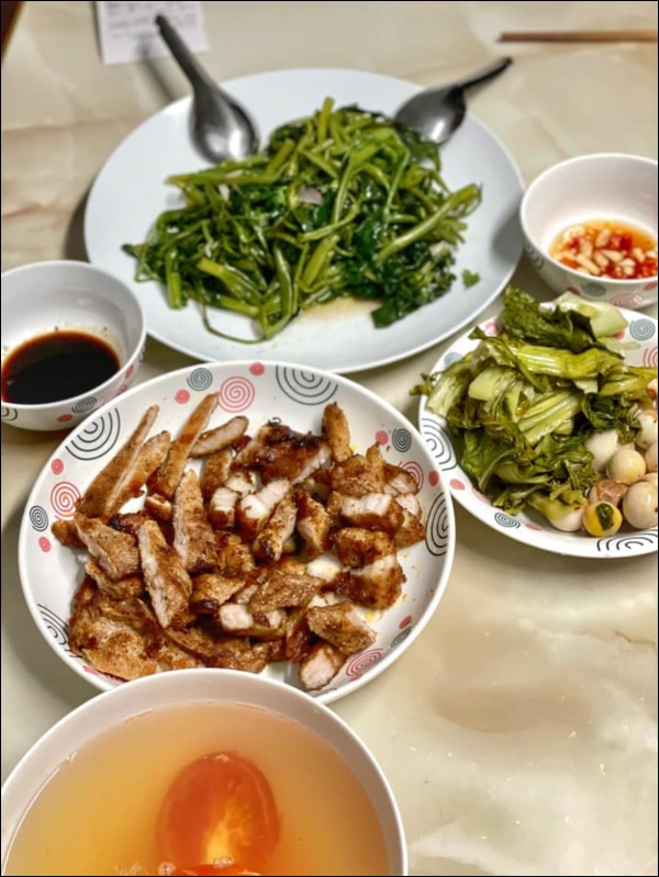 Siêu mẫu Hà Anh diện cả bikini đứng bếp, món cà ri gà nấu lần đầu đã thành công-5