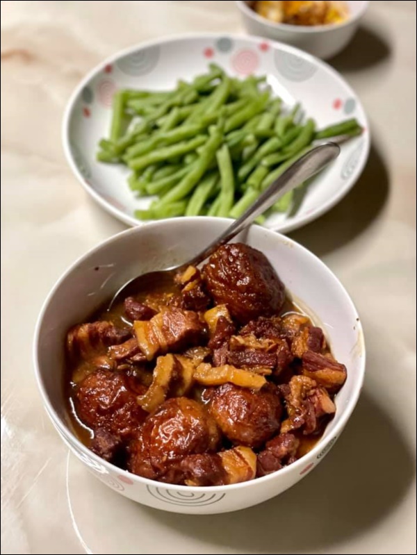 Siêu mẫu Hà Anh diện cả bikini đứng bếp, món cà ri gà nấu lần đầu đã thành công-6