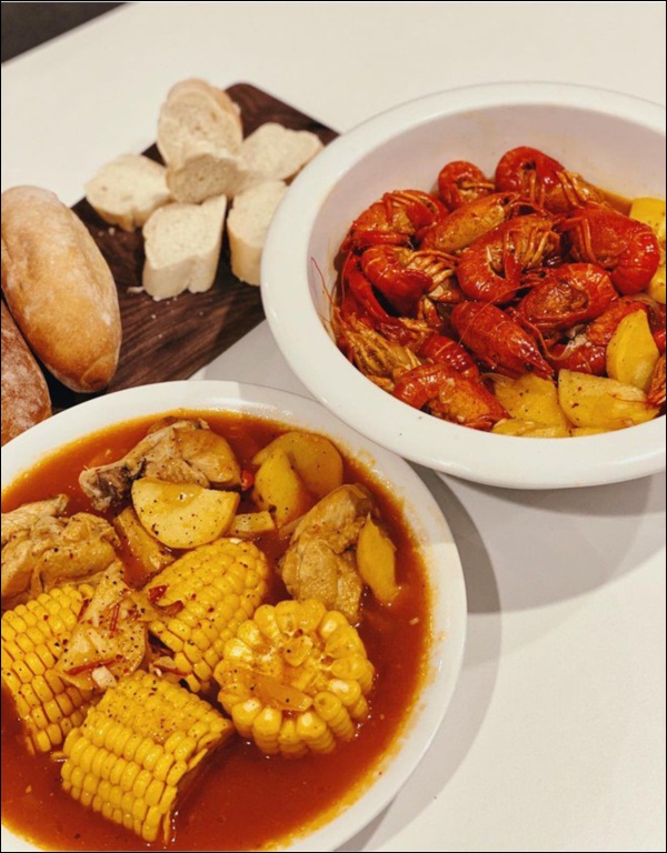 Siêu mẫu Hà Anh diện cả bikini đứng bếp, món cà ri gà nấu lần đầu đã thành công-9