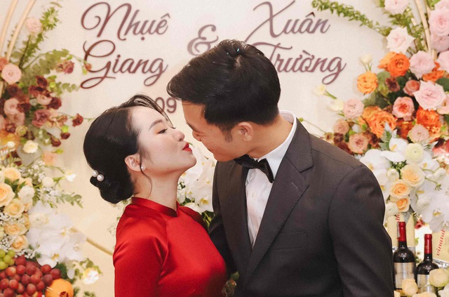 Được fan nữ yêu cầu cười một cái nhưng Xuân Trường không dám làm vì sợ vợ, câu nói sau đó của nam cầu thủ còn gây bất ngờ hơn-1