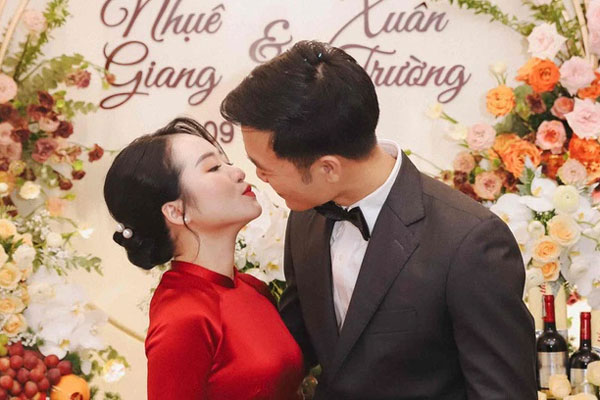 Vợ cầu thủ Xuân Trường đăng hình ảnh mũm mĩm và chiếc đầm gợi nhớ” của hội bầu bí khiến dân tình nghi ngờ-3