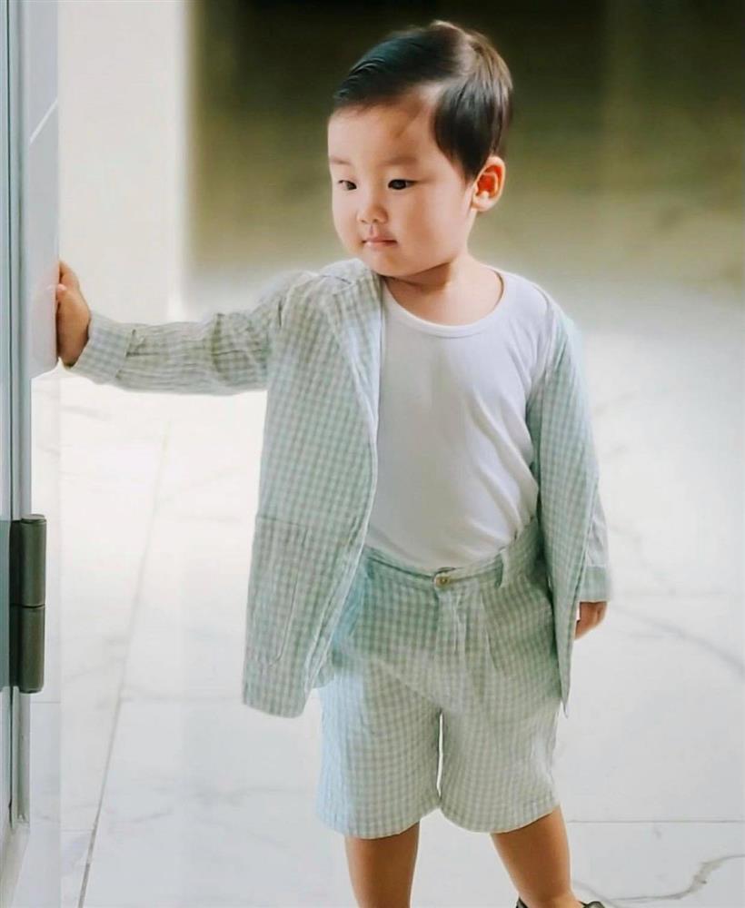 Nghỉ dịch ở nhà, Hoà Minzy lên đồ cho con trai như tổng tài nhưng chỉ để đi làm một việc-3