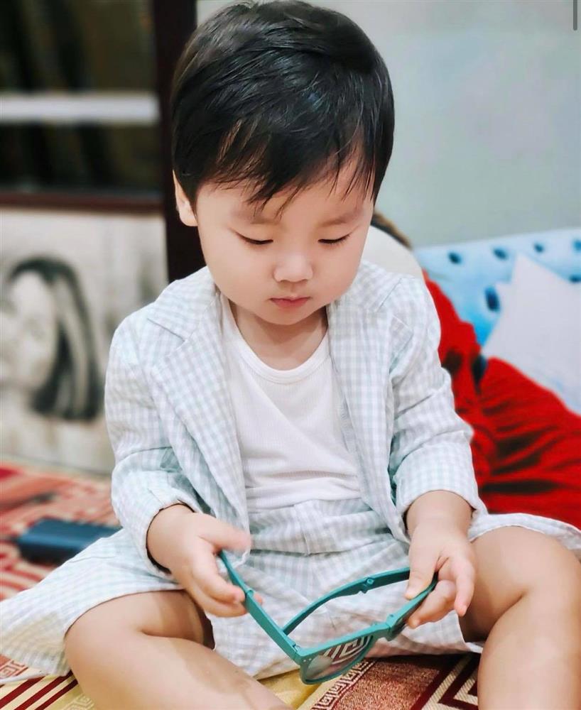 Nghỉ dịch ở nhà, Hoà Minzy lên đồ cho con trai như tổng tài nhưng chỉ để đi làm một việc-4