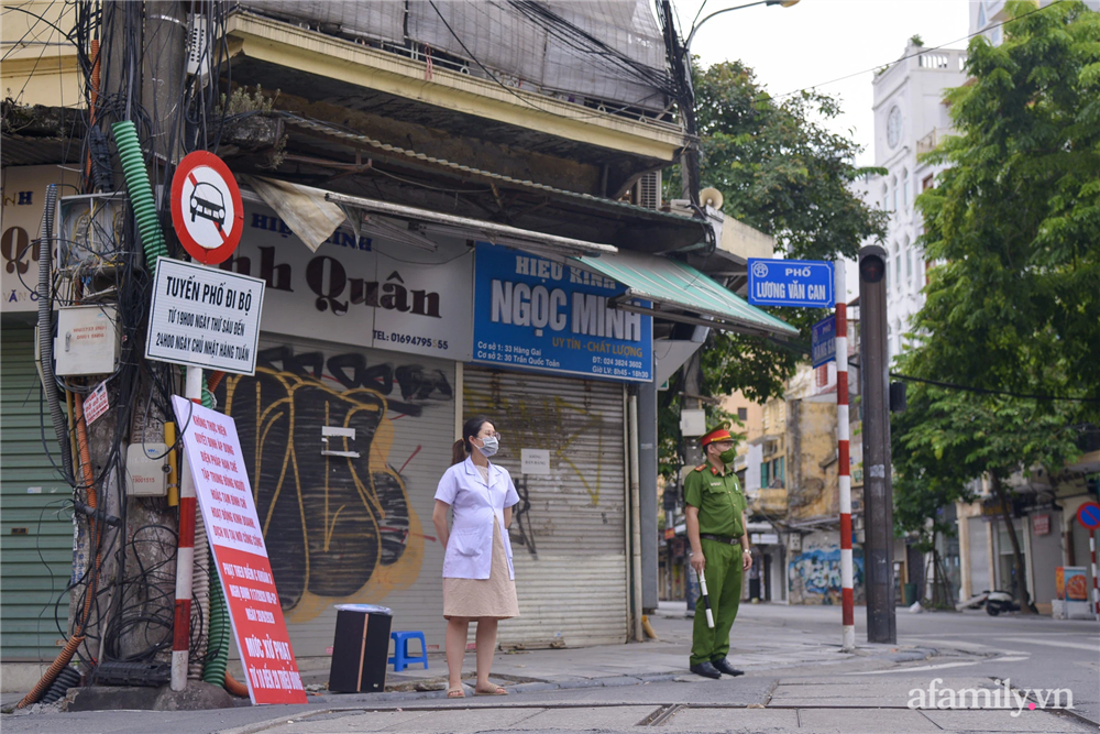 Hà Nội triển khai các chốt cơ động tuần tra, kiểm soát phòng chống dịch, nhắc nhở người dân vi phạm giãn cách-11