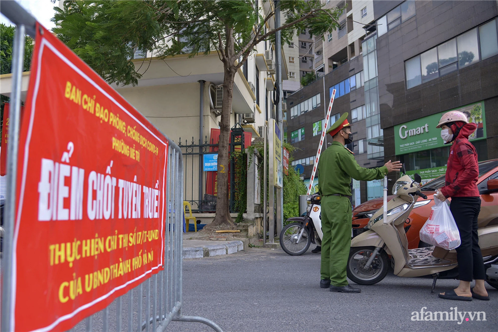 Hà Nội triển khai các chốt cơ động tuần tra, kiểm soát phòng chống dịch, nhắc nhở người dân vi phạm giãn cách-13