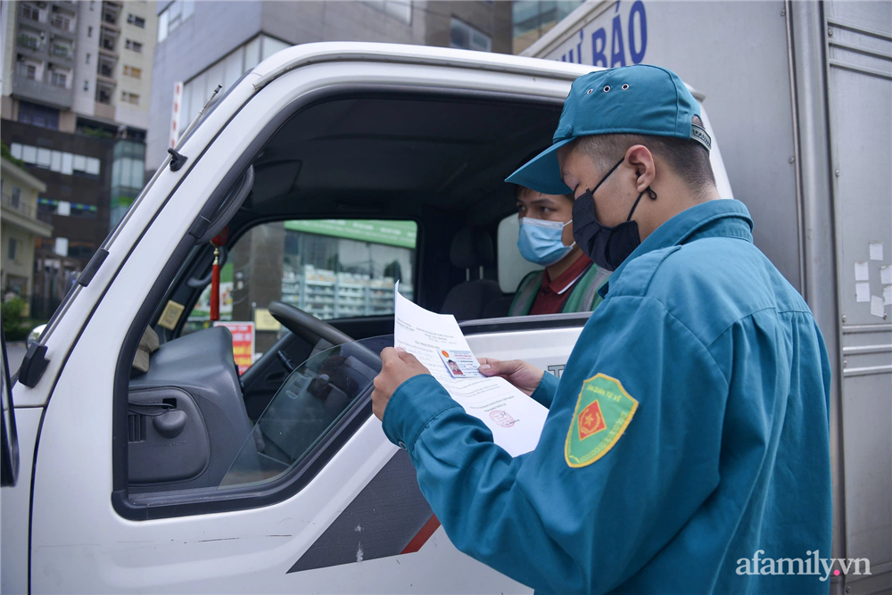 Hà Nội triển khai các chốt cơ động tuần tra, kiểm soát phòng chống dịch, nhắc nhở người dân vi phạm giãn cách-5