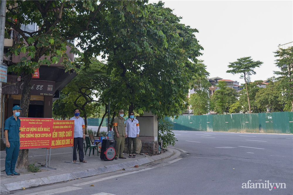 Hà Nội triển khai các chốt cơ động tuần tra, kiểm soát phòng chống dịch, nhắc nhở người dân vi phạm giãn cách-6