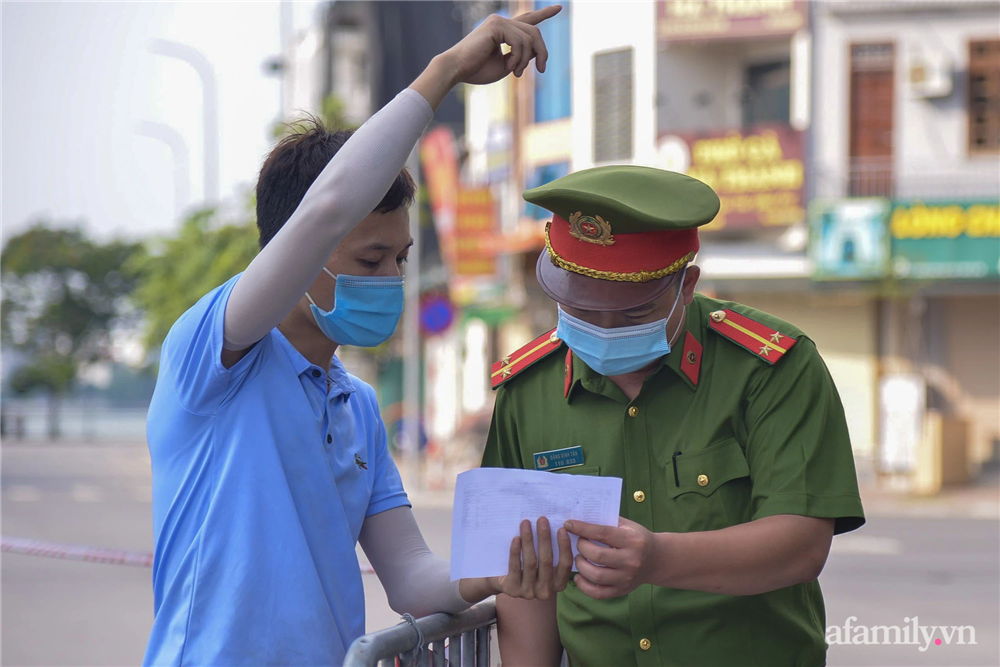 Hà Nội triển khai các chốt cơ động tuần tra, kiểm soát phòng chống dịch, nhắc nhở người dân vi phạm giãn cách-9