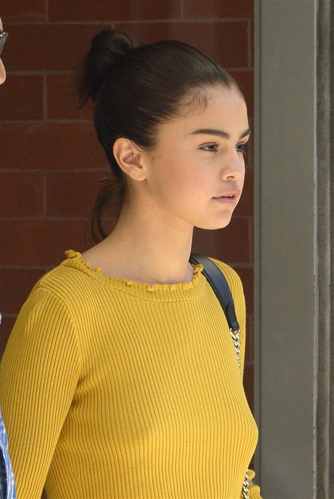 Selena Gomez có nhiều khoảnh khắc chạm đỉnh visual nhờ 4 cách buộc tóc xinh tươi, lãng mạn-1