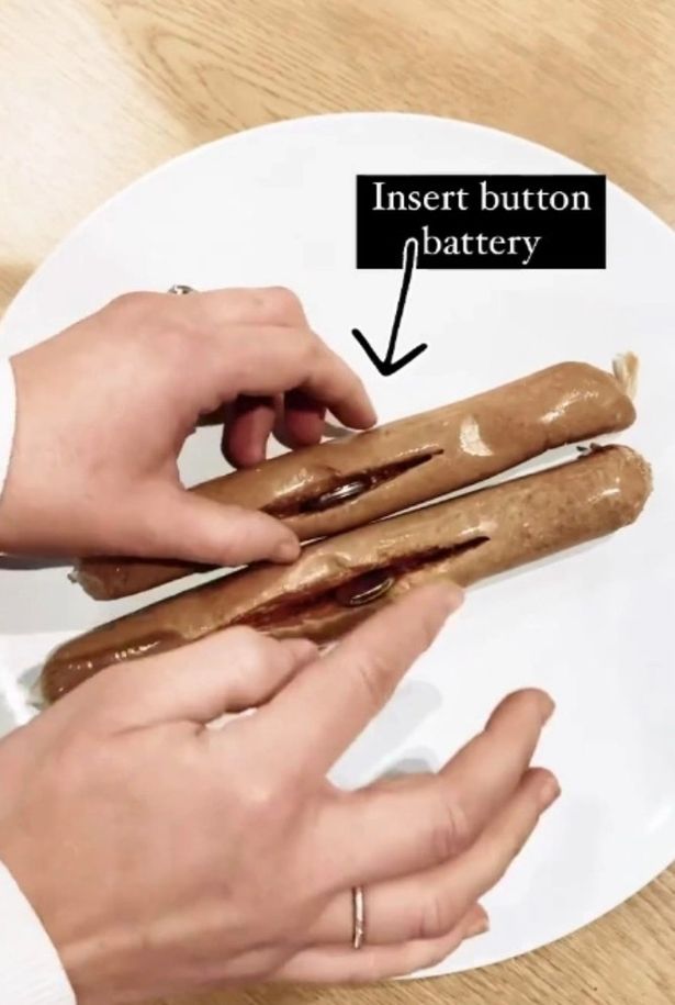 Thử nghiệm trẻ nuốt phải pin cúc áo, dân mạng hết hồn vì độ tàn phá khủng khiếp của đồ vật này khi vào cơ thể-1