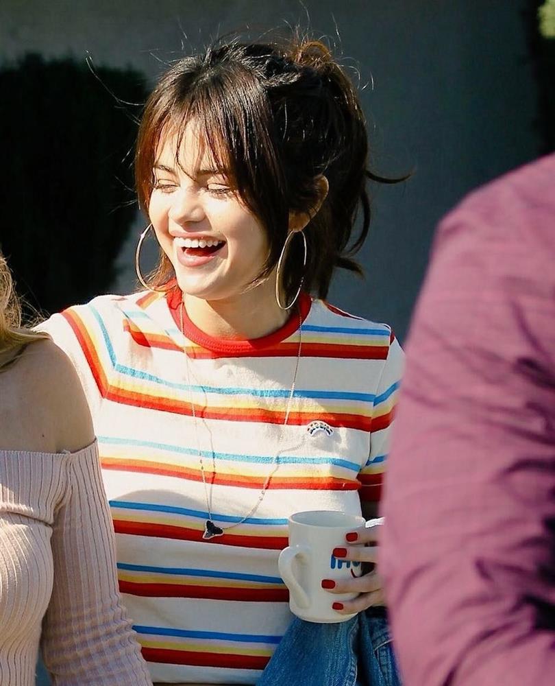 Selena Gomez có nhiều khoảnh khắc chạm đỉnh visual nhờ 4 cách buộc tóc xinh tươi, lãng mạn-5