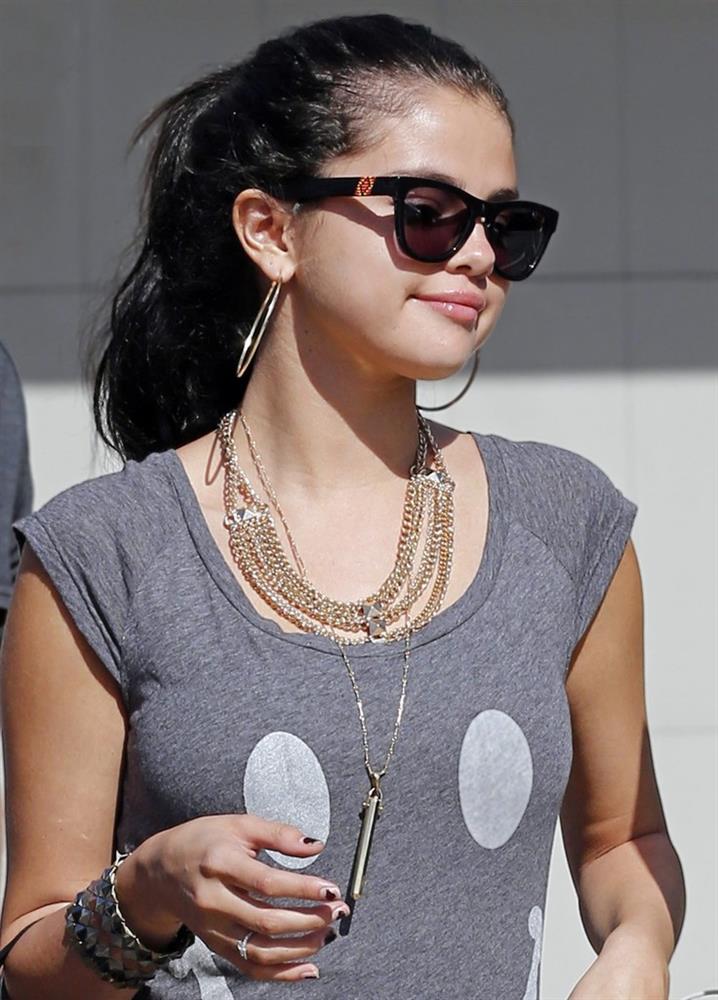Selena Gomez có nhiều khoảnh khắc chạm đỉnh visual nhờ 4 cách buộc tóc xinh tươi, lãng mạn-7