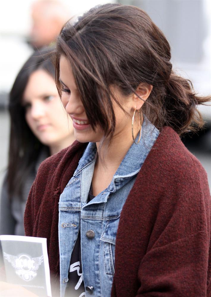 Selena Gomez có nhiều khoảnh khắc chạm đỉnh visual nhờ 4 cách buộc tóc xinh tươi, lãng mạn-9