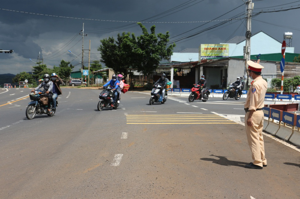 CSGT chung sức hộ tống đưa hàng chục ngàn công nhân từ TP.HCM và các tỉnh lân cận về quê-7