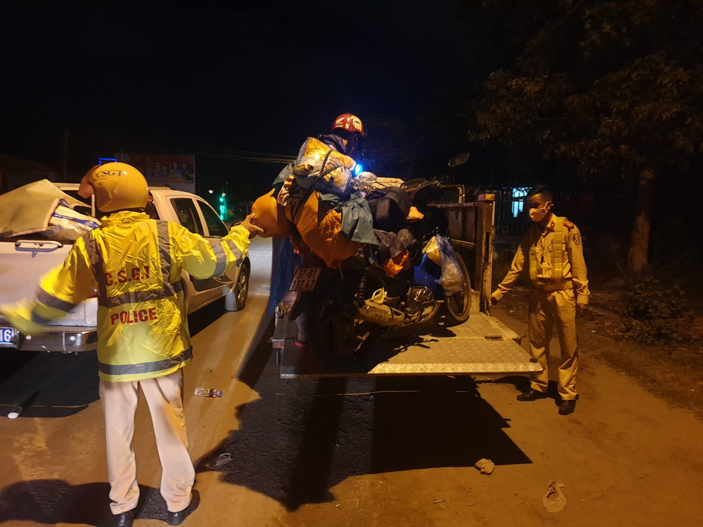 CSGT chung sức hộ tống đưa hàng chục ngàn công nhân từ TP.HCM và các tỉnh lân cận về quê-9