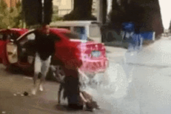 Clip: Bị tạt đầu, người đàn ông hành hung nữ tài xế dã man trên phố