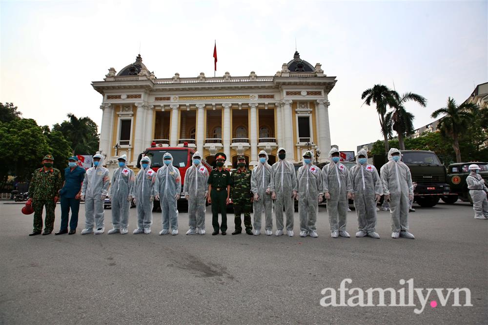 CẬN CẢNH: Bộ Tư lệnh Thủ đô, Binh chủng hóa học huy động xe đặc chủng phun khử khuẩn diện rộng tại Hà Nội-2