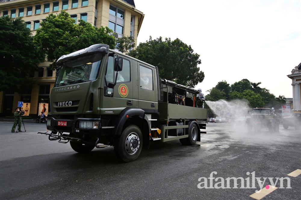 CẬN CẢNH: Bộ Tư lệnh Thủ đô, Binh chủng hóa học huy động xe đặc chủng phun khử khuẩn diện rộng tại Hà Nội-7