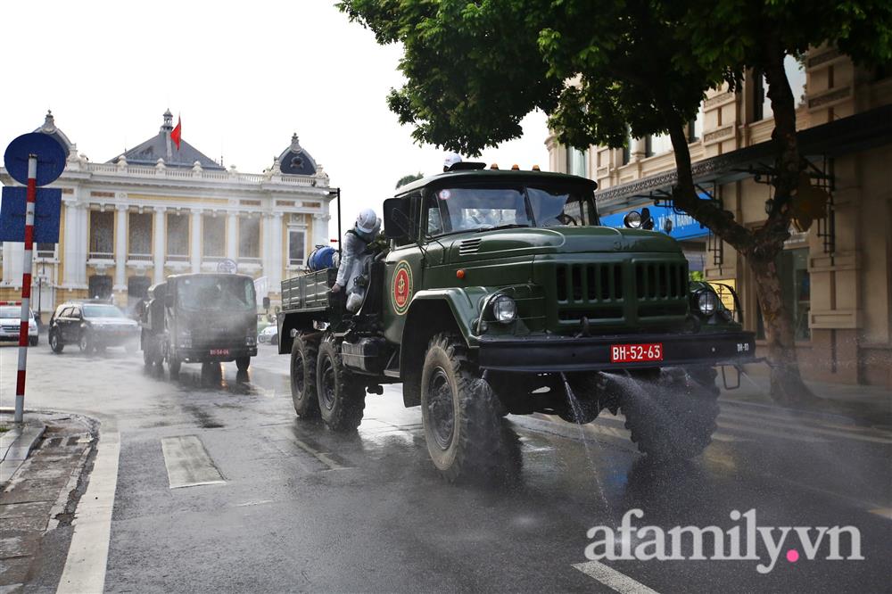 CẬN CẢNH: Bộ Tư lệnh Thủ đô, Binh chủng hóa học huy động xe đặc chủng phun khử khuẩn diện rộng tại Hà Nội-10