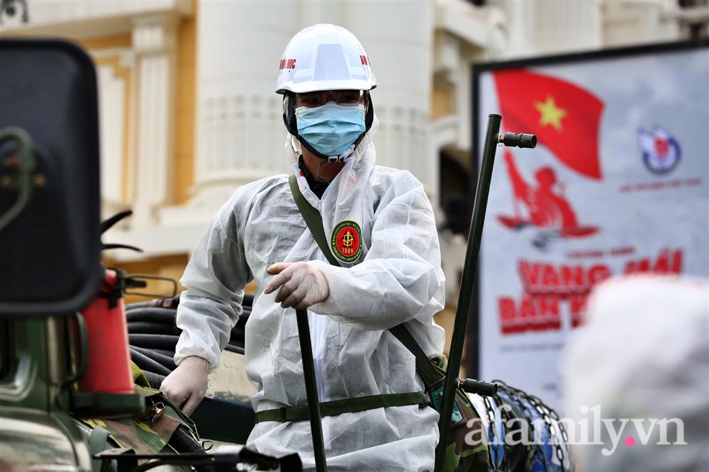 CẬN CẢNH: Bộ Tư lệnh Thủ đô, Binh chủng hóa học huy động xe đặc chủng phun khử khuẩn diện rộng tại Hà Nội-12