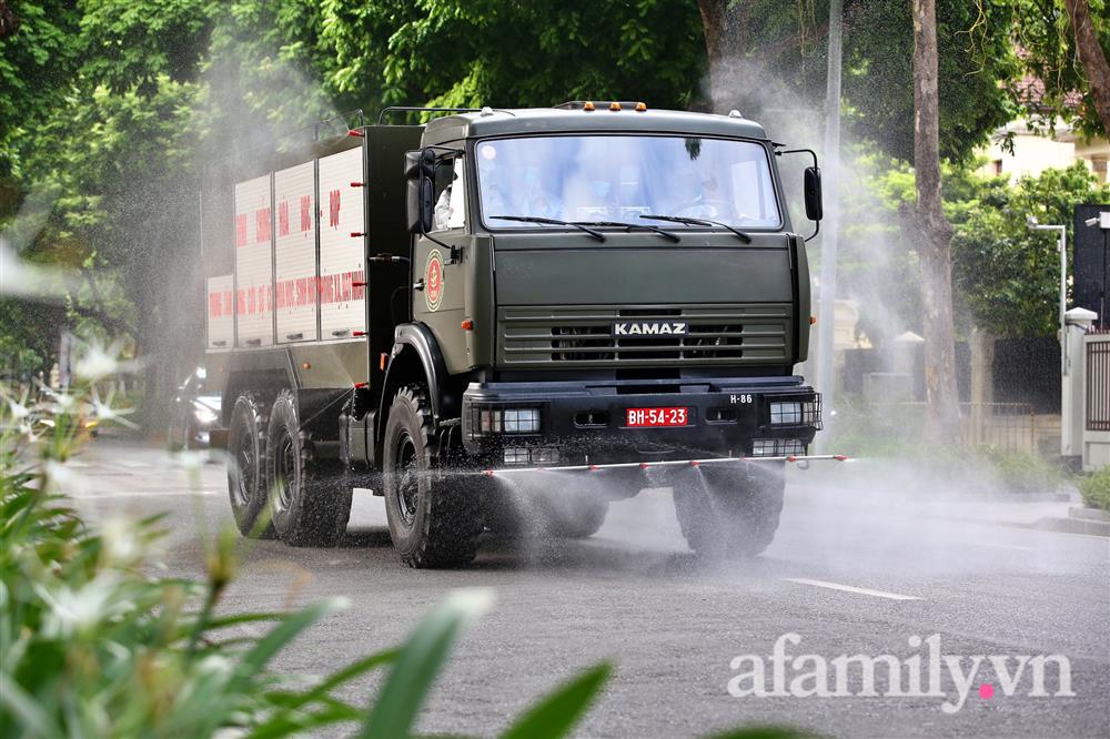 CẬN CẢNH: Bộ Tư lệnh Thủ đô, Binh chủng hóa học huy động xe đặc chủng phun khử khuẩn diện rộng tại Hà Nội-8