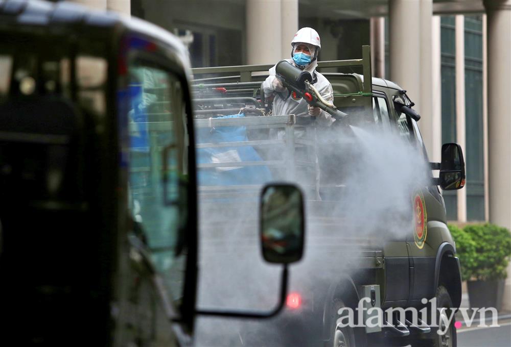 CẬN CẢNH: Bộ Tư lệnh Thủ đô, Binh chủng hóa học huy động xe đặc chủng phun khử khuẩn diện rộng tại Hà Nội-15