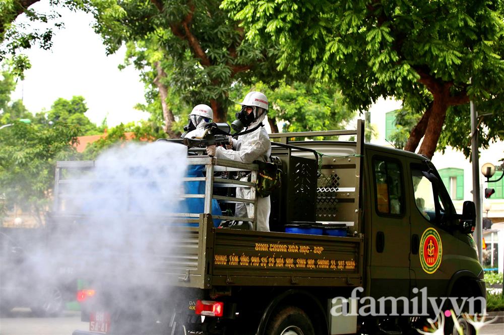 CẬN CẢNH: Bộ Tư lệnh Thủ đô, Binh chủng hóa học huy động xe đặc chủng phun khử khuẩn diện rộng tại Hà Nội-17