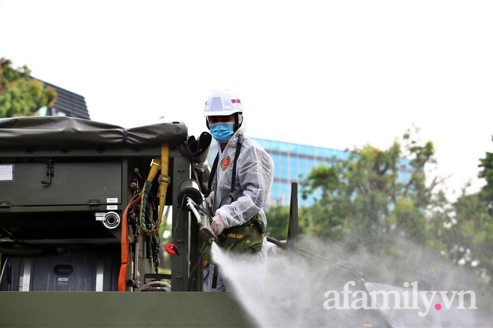 CẬN CẢNH: Bộ Tư lệnh Thủ đô, Binh chủng hóa học huy động xe đặc chủng phun khử khuẩn diện rộng tại Hà Nội-18