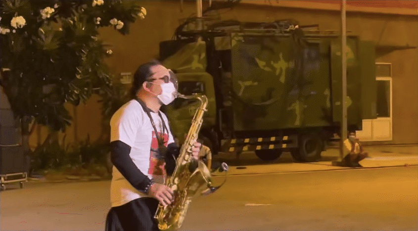 Khi âm nhạc vơi nhẹ nỗi đau: Nghệ sĩ saxophone Trần Mạnh Tuấn biểu diễn tại bệnh viện dã chiến TP.HCM khiến hàng nghìn người xúc động-2