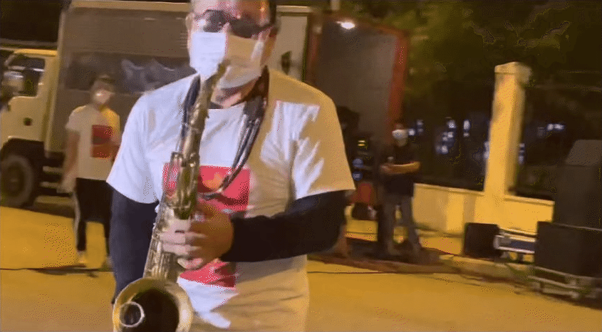 Khi âm nhạc vơi nhẹ nỗi đau: Nghệ sĩ saxophone Trần Mạnh Tuấn biểu diễn tại bệnh viện dã chiến TP.HCM khiến hàng nghìn người xúc động-1