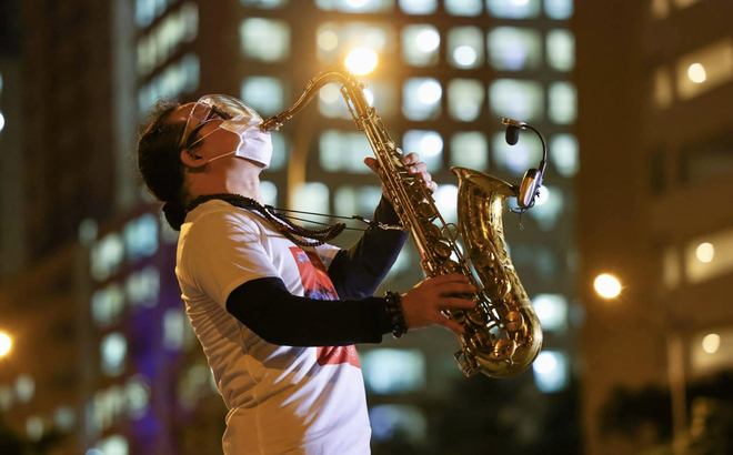 Khi âm nhạc vơi nhẹ nỗi đau: Nghệ sĩ saxophone Trần Mạnh Tuấn biểu diễn tại bệnh viện dã chiến TP.HCM khiến hàng nghìn người xúc động-4